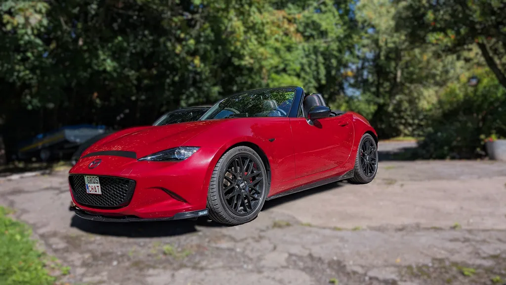 une MX5 qui s’appelle GROSCHAT avec son échappement Remus